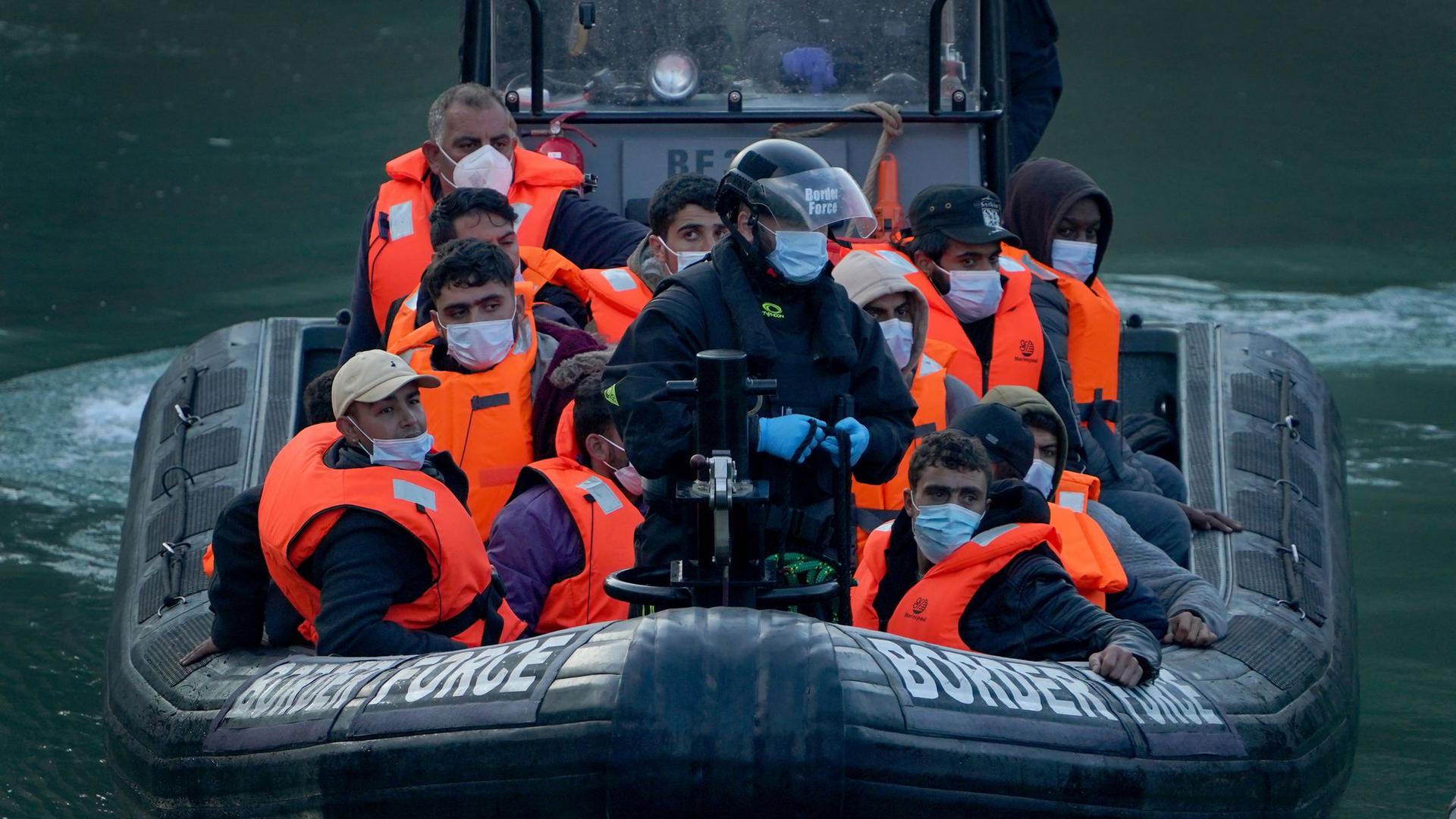 Nach einem Zwischenfall im Ärmelkanal bringen Grenzschutzbeamte Migranten in den Hafen von Dover.