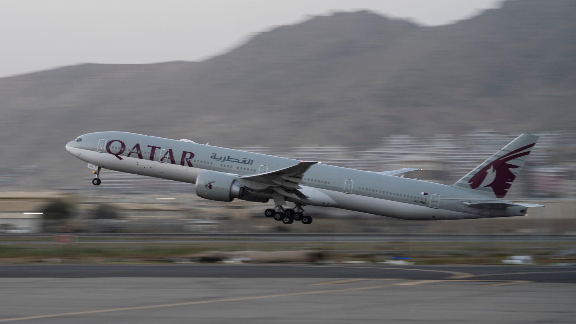 Ein Flugzeug der Fluggesellschaft Qatar Airways hebt am Flughafen in Kabul ab.