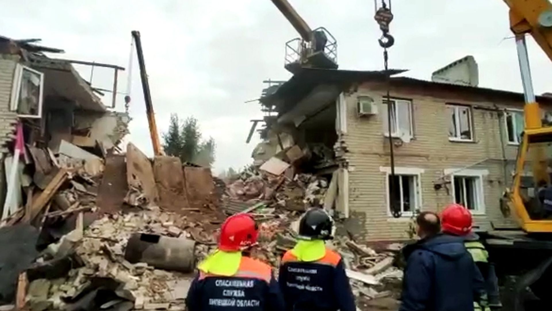 Das Standbild aus einem Video des russischen Katastrophenschutzministeriums zeigt Rettungskräfte vor einem nach einer Gasexplosion zerstörten zweistöckigen Wohnhaus.