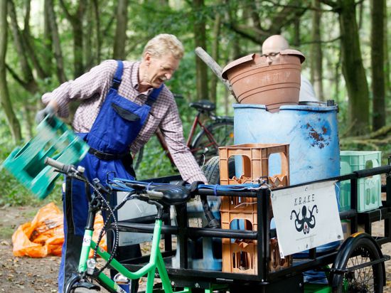 Ein freiwilliger Müllsucher lädt den am Rhein gefundenen Müll auf ein Lastenrad. Rund 50.000 Helfer in sieben europäischen Ländern sollen das Ufer des Rheins und seiner Nebenflüsse säubern.