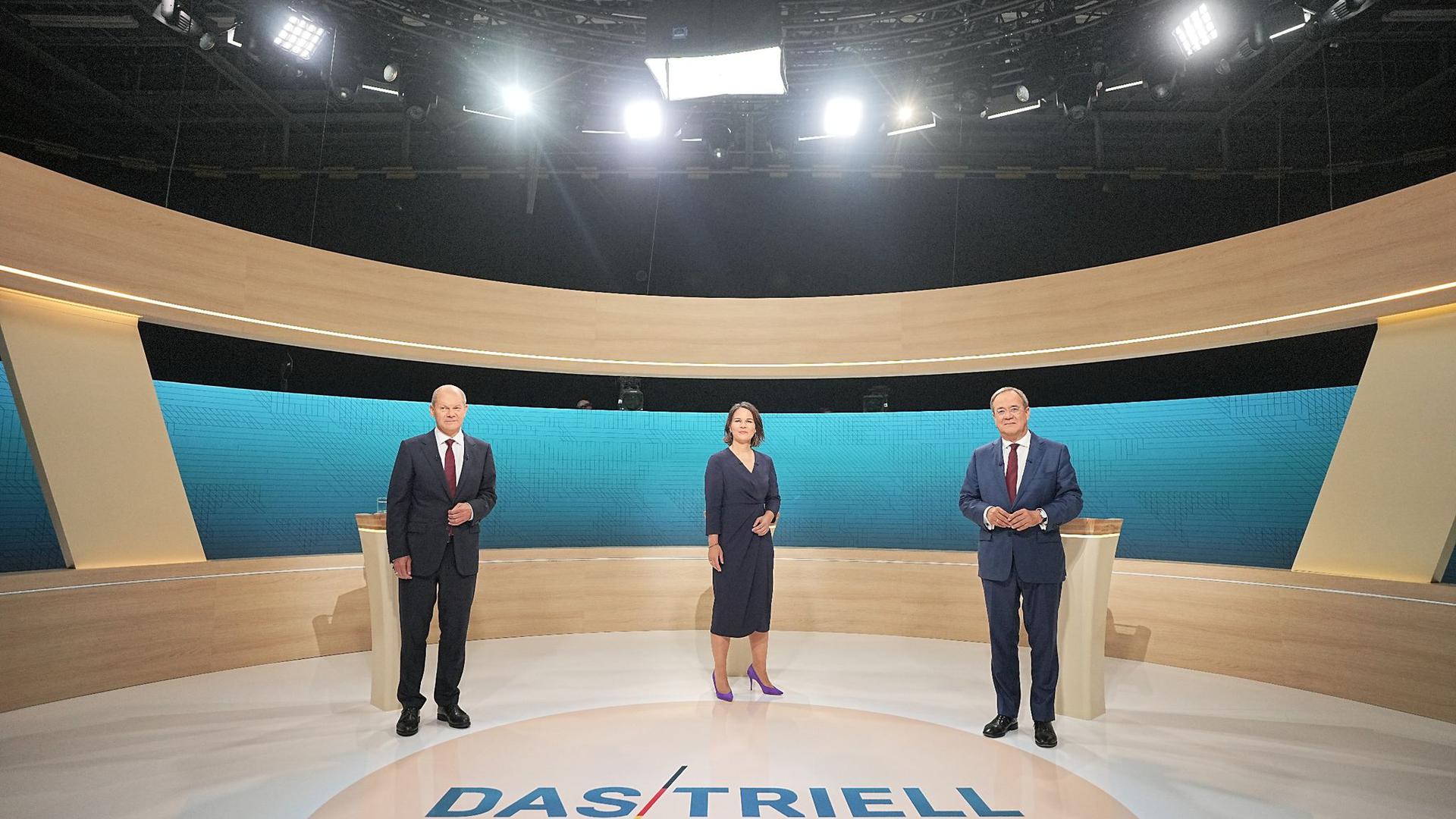 Die Kandidaten fürs Bundeskanzleramt: Olaf Scholz (SPD, l-r), Annalena Baerbock (Bündnis90/Die Grünen) und Armin Laschet (CDU) im Triell-Fernsehstudio.