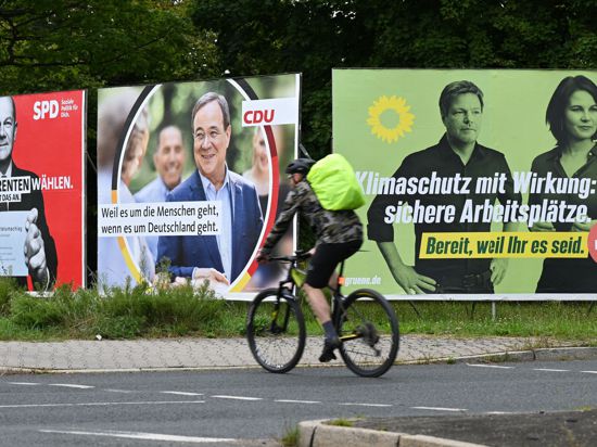 Wahlplakate von SPD, CDU und Grünen.
