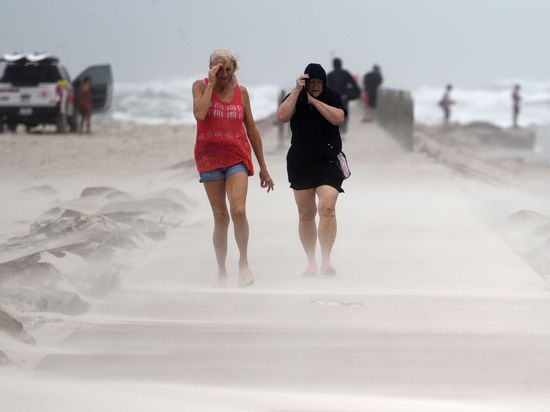 Hurrikan Nicholas bringt heftigen Wind und starken Regen an die texanische Golfküste.