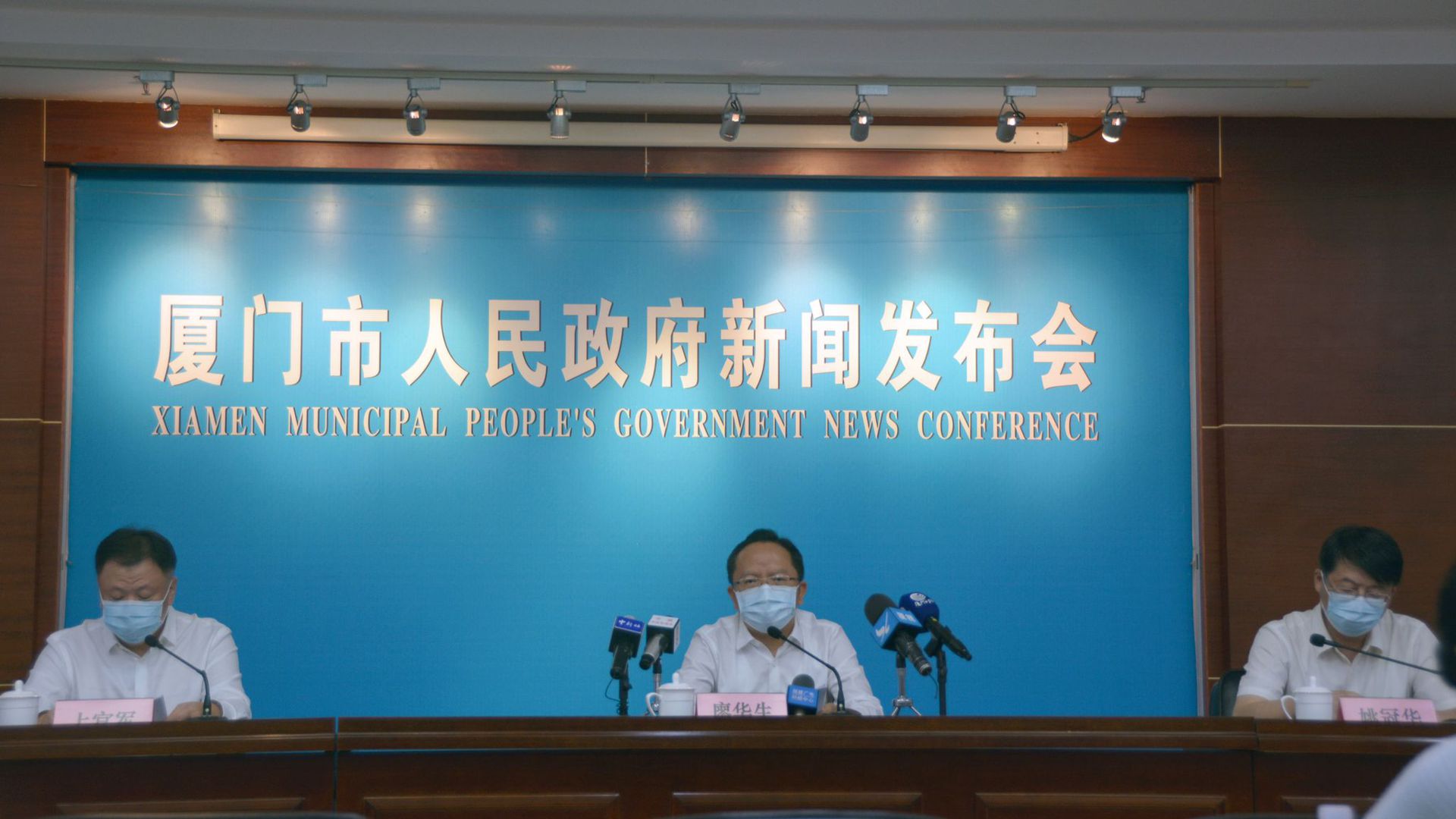 Auf einer Pressekonferenz der örtlichen Behörden in Xiamen werden die neuen Maßnahmen vorgestellt.