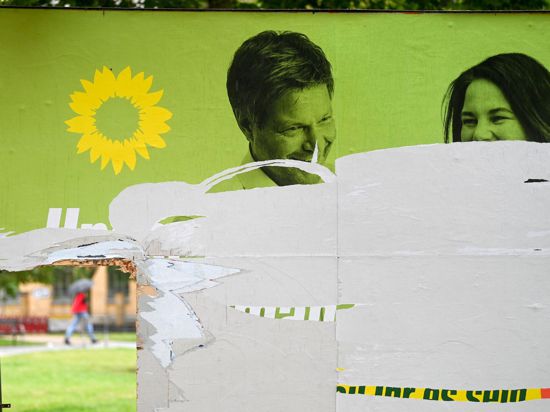 Ein zerstörtes Wahlplakat der Grünen (Symbolfoto).