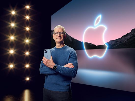 Apple-Chef Tim Cook präsentiert in einer aufgezeichneten Online-Übertragung das neue iPhone 13 Pro.
