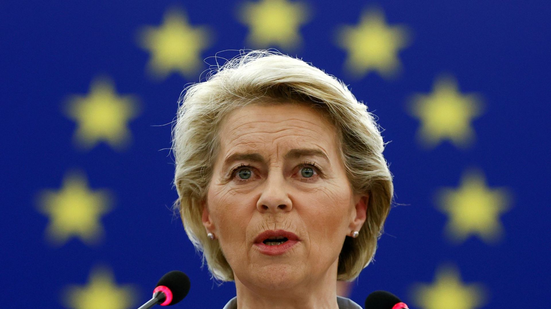 Ursula von der Leyen, Präsidentin der Europäischen Kommission, während einer Plenarsitzung im Europäischen Parlament.
