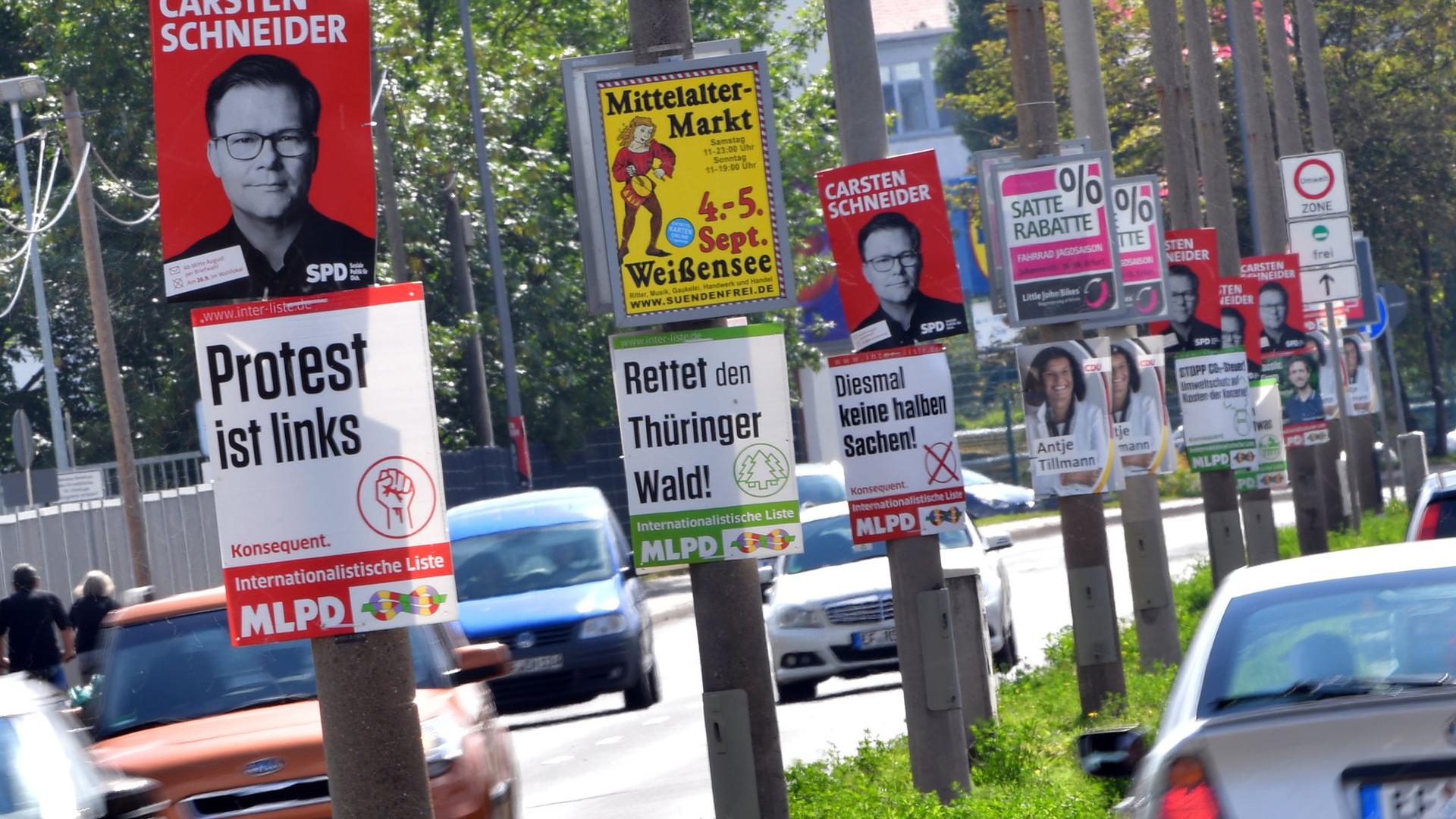 Wahlplakate hängen an Straßenlaternen in der Landeshauptstadt Erfurt in Thüringen.