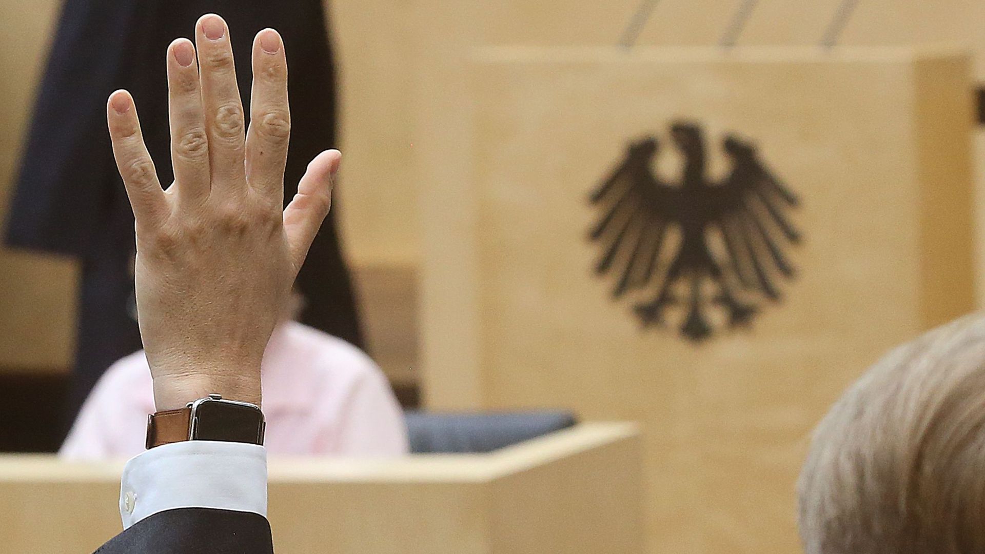 Abstimmung im Bundesrat: Abgeordnete müssen dem Bundestagspräsidenten künftig Nebeneinkünfte bereits ab 1000 Euro im Monat oder 3000 Euro im Jahr melden.