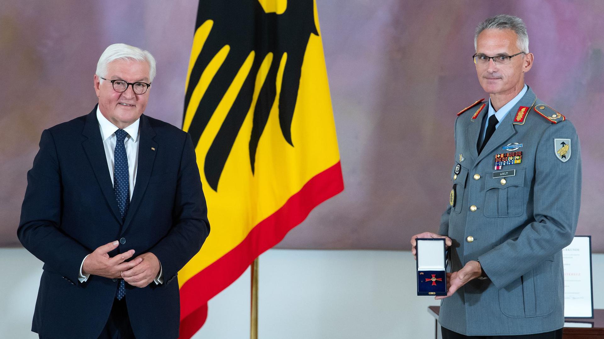Brigadegeneral Jens Arlt (r) und Bundespräsident Frank-Walter Steinmeier.