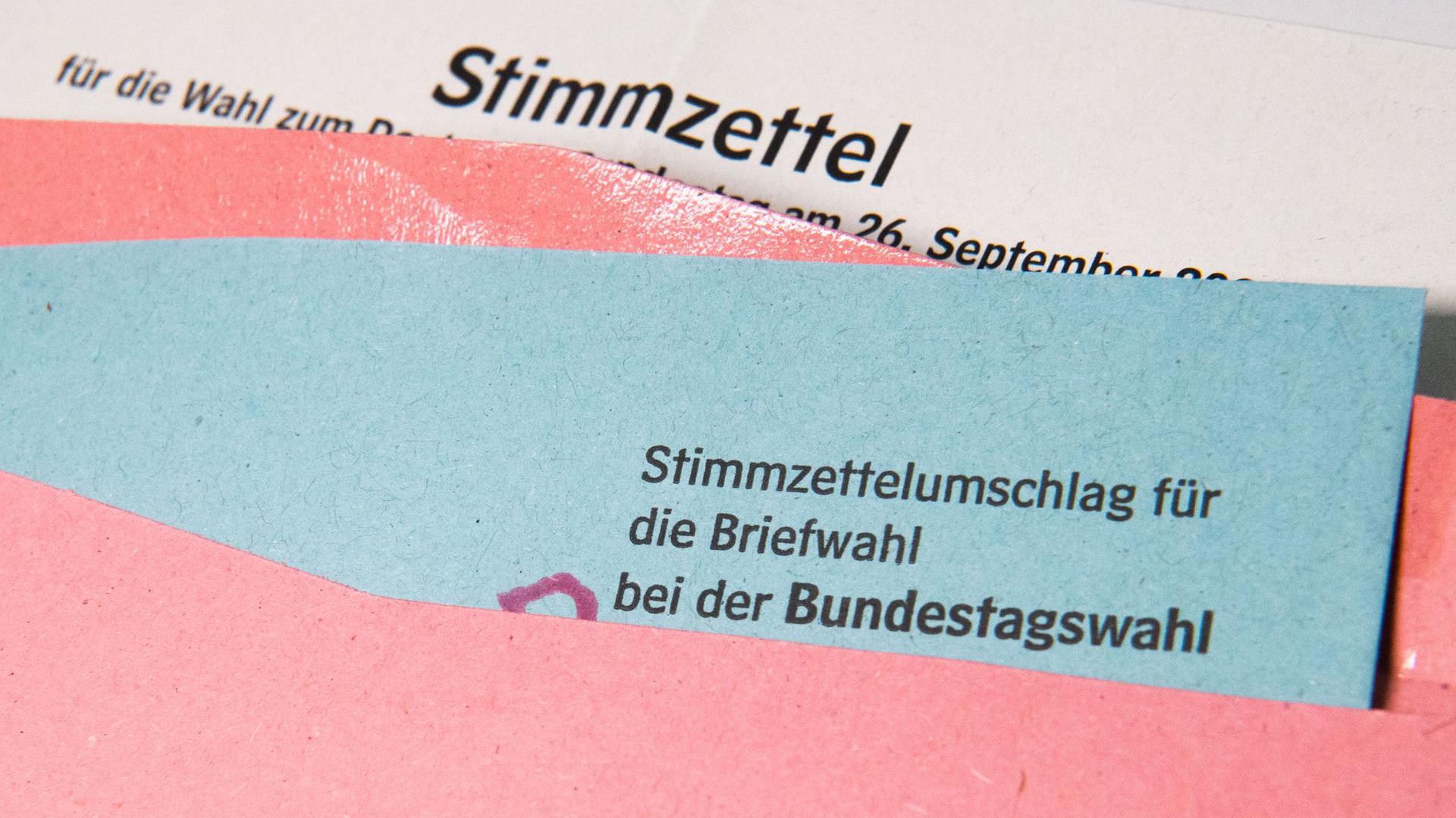 Ein Muster von einem Stimmzettelumschlag für die Briefwahl bei der Bundestagswahl 2021 liegt auf einem Tisch.