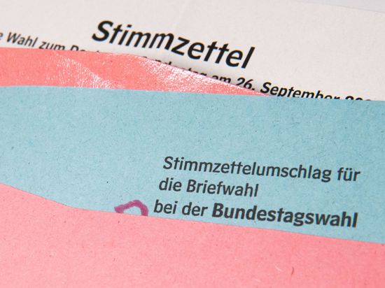 Ein Muster von einem Stimmzettelumschlag für die Briefwahl bei der Bundestagswahl 2021 liegt auf einem Tisch.
