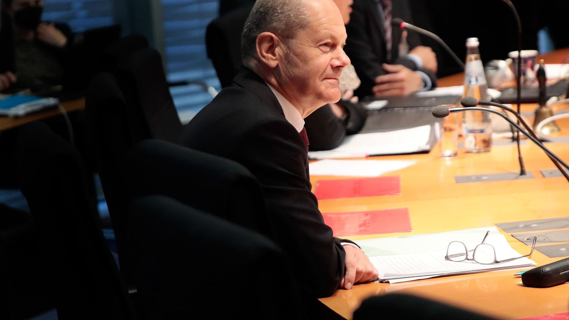Olaf Scholz (SPD), Bundesfinanzminister, sitzt im Finanzausschuss des Bundestags. Scholz soll Fragen zur Durchsuchung seines Ministeriums im Zusammenhang mit Geldwäsche-Ermittlungen beantworten.