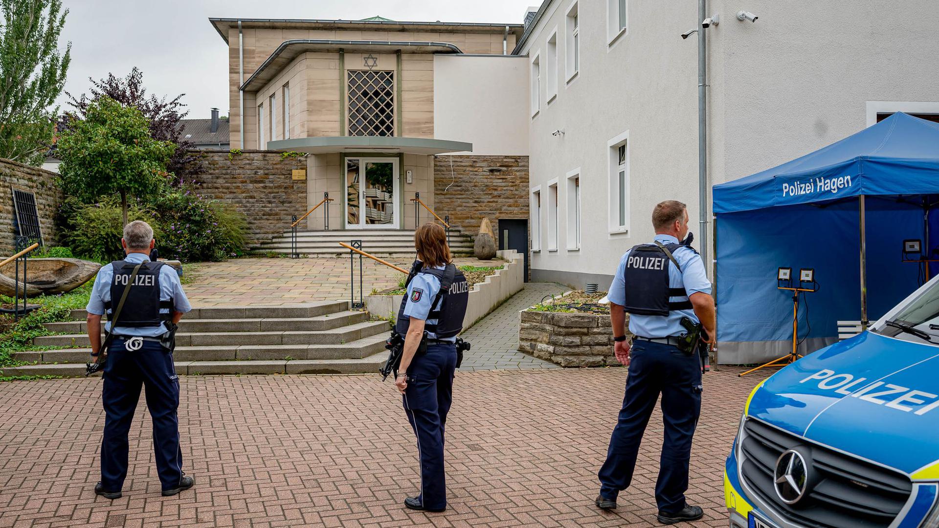 Bewaffnete Polizisten stehen vor der Synagoge in Hagen.
