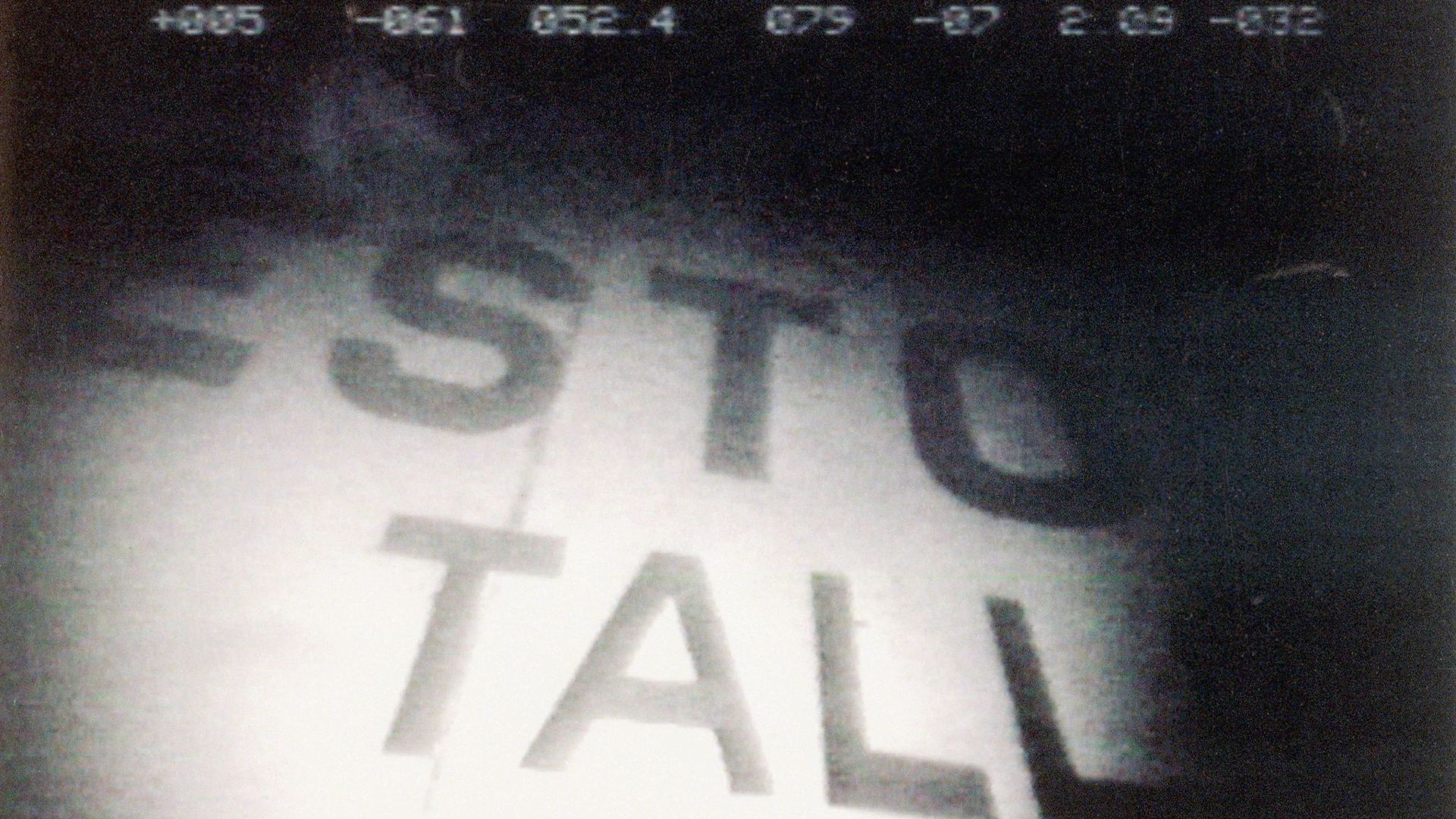 Ein Videostandbild zeigt den Schriftzug der 1994 gesunkenen Ostsee-Fähre „Estonia“, die vor der Südküste Finnlands liegt.