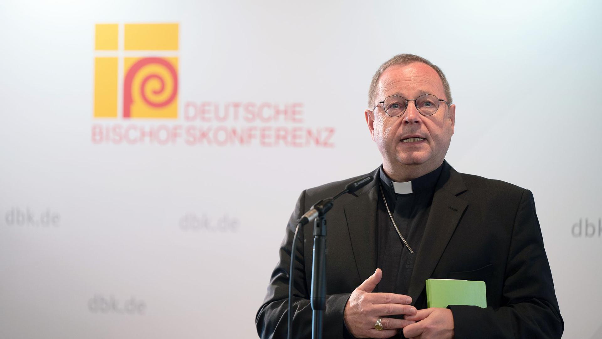 Georg Bätzing, Bischof von Limburg und Vorsitzender der Deutschen Bischofskonferenz, spricht zu Beginn der Herbstvollversammlung in Fulda.