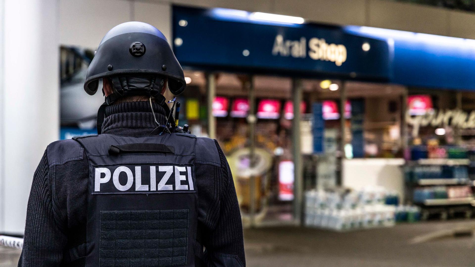 Ein Polizist sichert den Tatort in Idar-Oberstein.