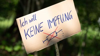 Ein Schild mit der Aufschrift „Ich will keine Impfung“ am Rande einer Querdenker-Kundgebung.