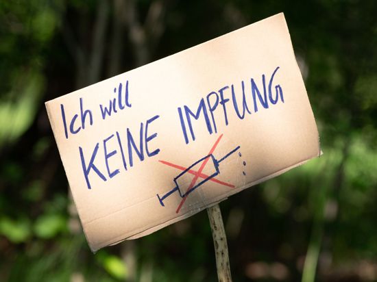 Ein Schild mit der Aufschrift „Ich will keine Impfung“ am Rande einer Querdenker-Kundgebung.