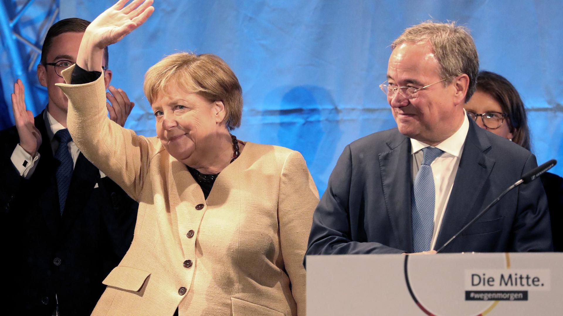 Bundeskanzlerin Angela Merkel und Unions-Kanzlerkandidat und Armin Laschet stehen bei einem gemeinsamen Wahlkampfauftritt in Stralsund auf der Bühne.