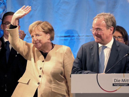 Bundeskanzlerin Angela Merkel und Unions-Kanzlerkandidat und Armin Laschet stehen bei einem gemeinsamen Wahlkampfauftritt in Stralsund auf der Bühne.