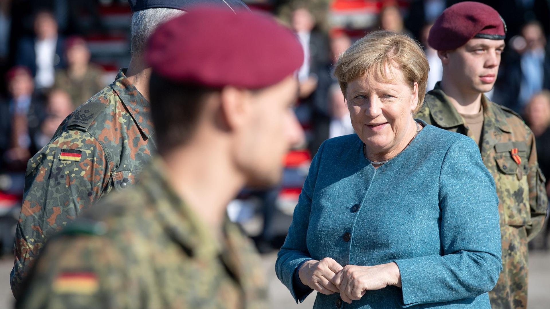 Bundeskanzlerin Angela Merkel beim Truppenbesuch in Seedorf.