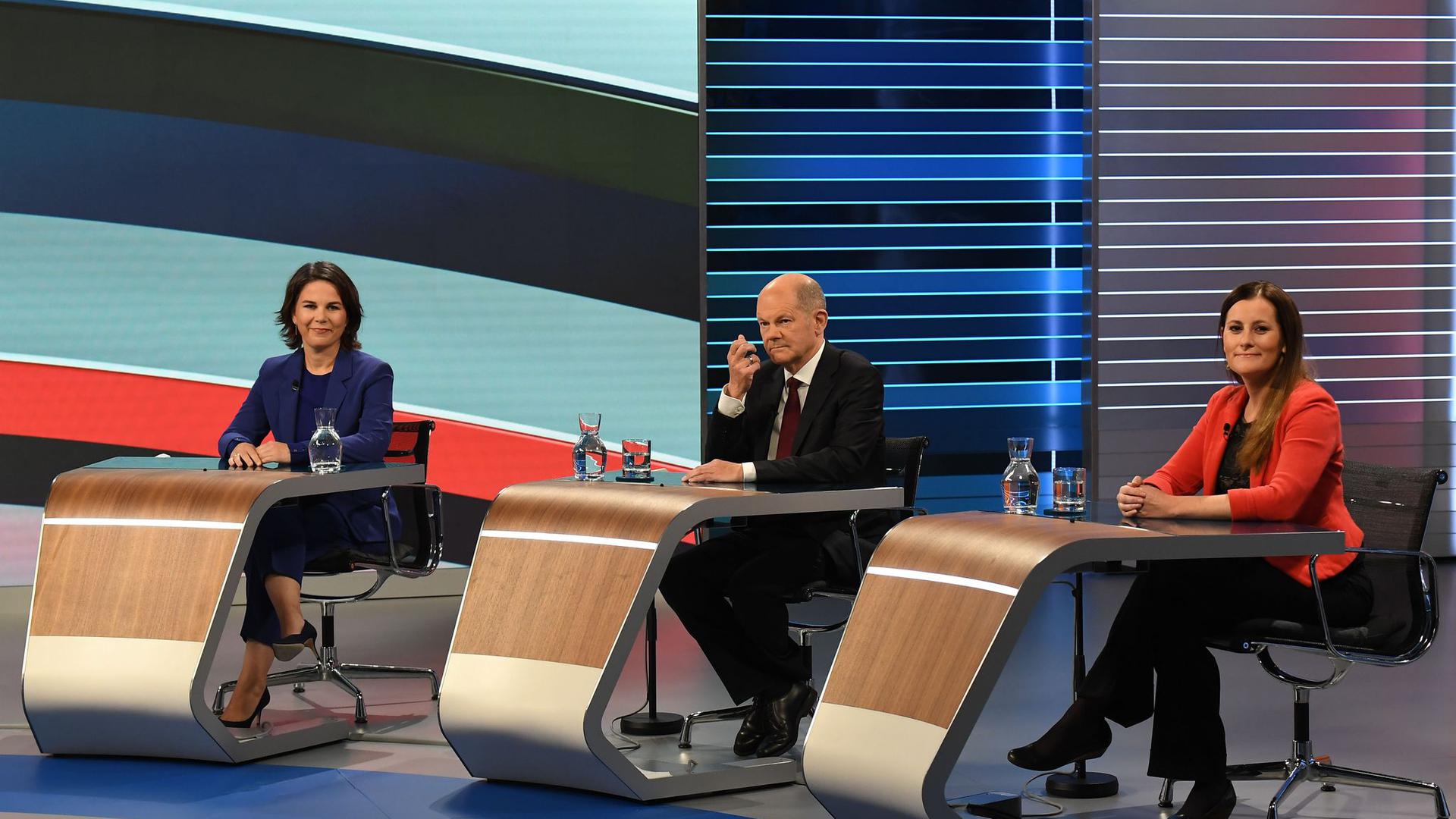 Annalena Baerbock (l.), Olaf Scholz und Janine Wissler sitzen bei der TV-Debatte „Wahl 2021 Schlussrunde“.