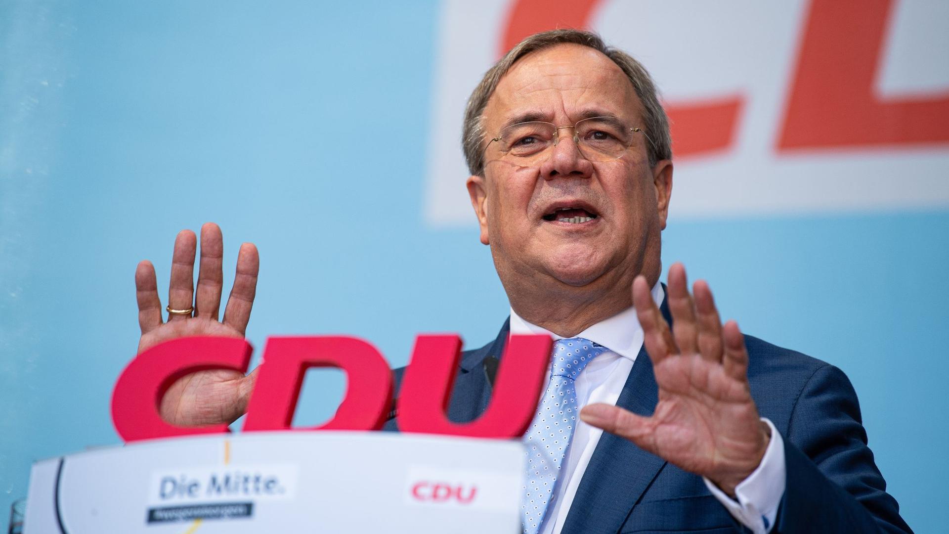 Armin Laschet (CDU) spricht im Rahmen seiner Wahlkampftour auf dem Marktplatz in Warendorf.