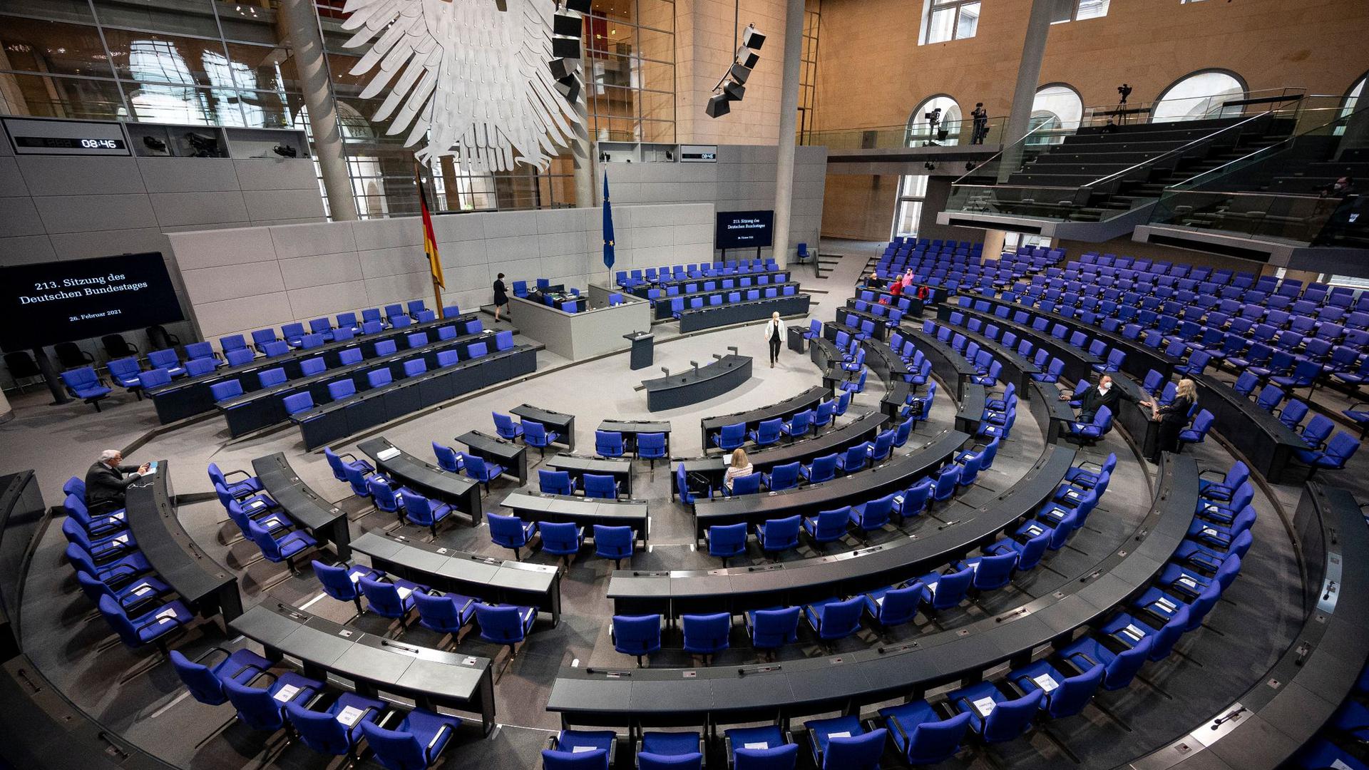 Mehr als zwei Drittel der Deutschen halten den Bundestag mit seinen jetzt schon 709 Mitgliedern für zu groß.