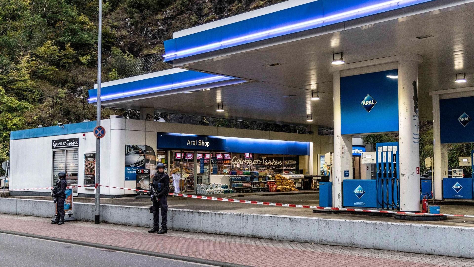 Ein Angestellter der Tankstelle war in Idar-Oberstein in Rheinland-Pfalz von einem Gegner der Corona-Maßnahmen erschossen worden.