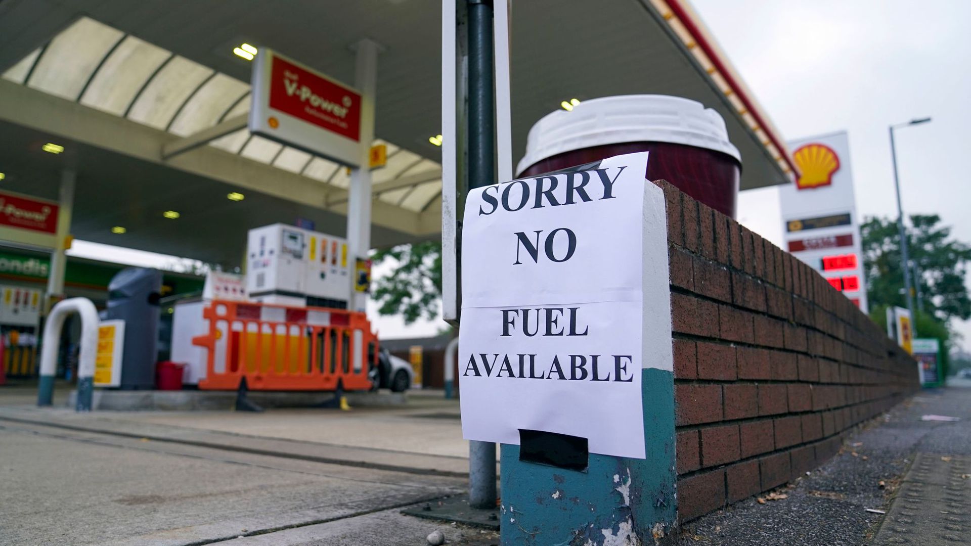 Ein Zettel mit der Aufschrift „Entschuldigung, kein Benzin verfügbar“ an einer Tankstelle im englischen Bracknell.