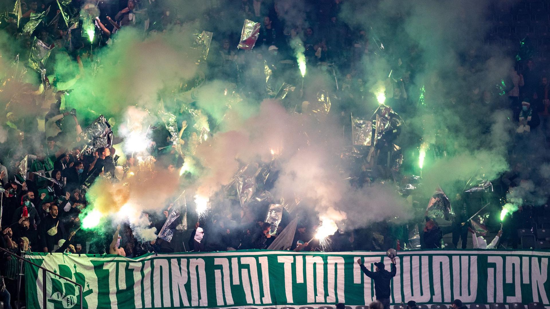 Fans von Maccabi Haifa zünden Bengalisches Feuer im Berliner Olympiastadion.