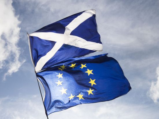 Die Flaggen von Schottland (o) und Europa. Schottland will wieder mehr Studenten aus der EU anlocken.