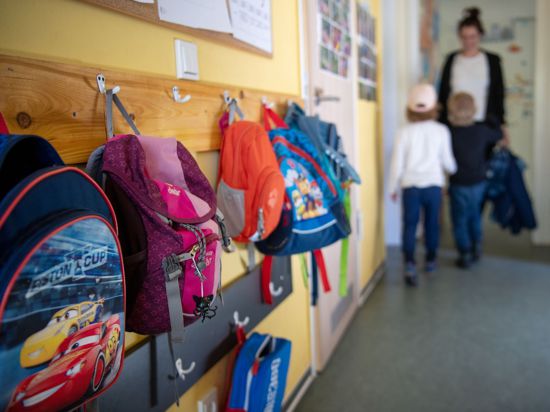 Rucksäcke hängen im Eingangsbereich eines brandenburgischen Kindergartens. Auffallend viele Kinder machen seit einigen Wochen Atemwegsinfekte durch, die eigentlich erst in den Wintermonaten zu erwarten wären.