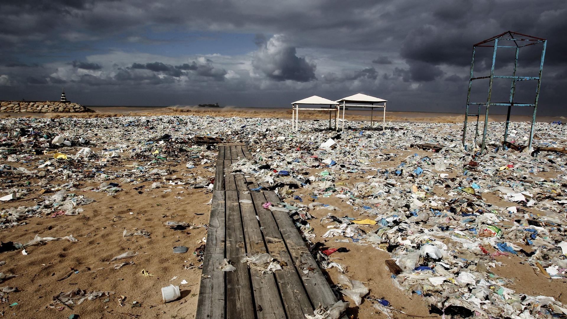 Plastikmüll liegt an einem Strand am Mittelmeer nördlich von Beirut. Der Müll wurde durch stark windiges Wetter hier angeschwemmt.