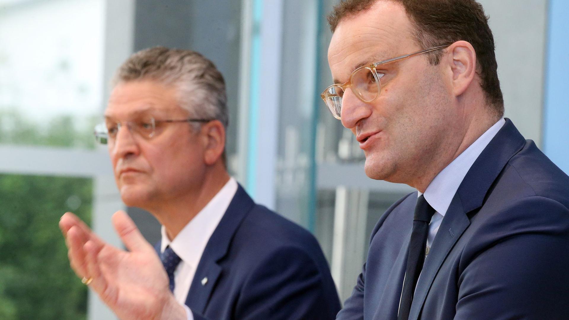 Jens Spahn, Bundesgesundheitsminister, und Lothar Wieler, Präsident des Robert-Koch-Instituts, beantworten während einer Pressekonferenz Fragen.