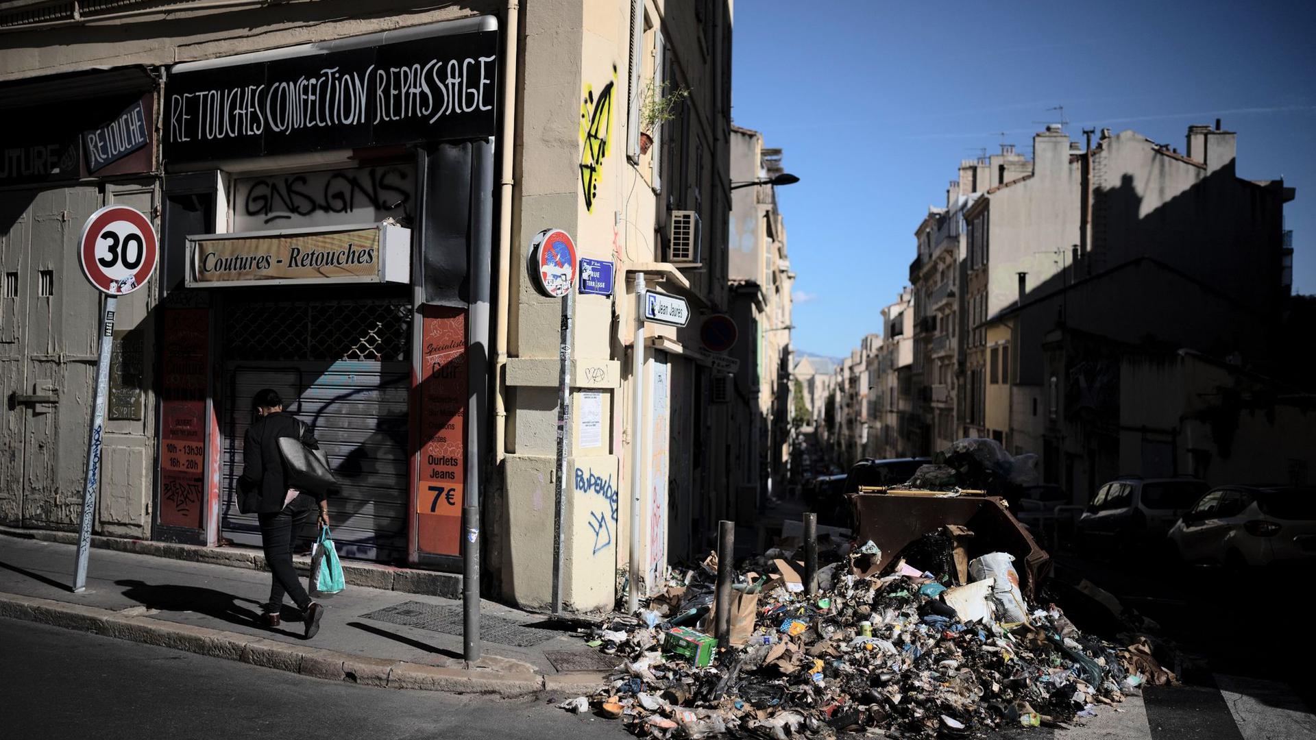Ein Haufen verbrannter Abfälle in Marseille.