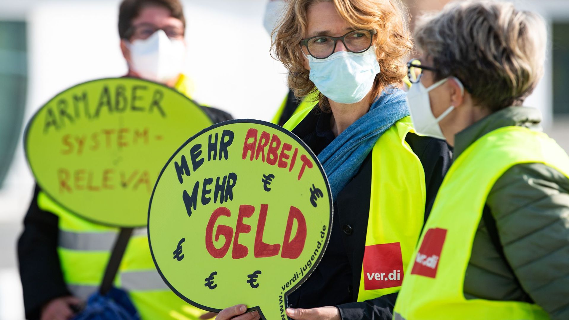 Beschäftigte des öffentlichen Dienstes machen bei einer Demonstration in Berlin auf die Forderungen der Gewerkschaften aufmerksam.