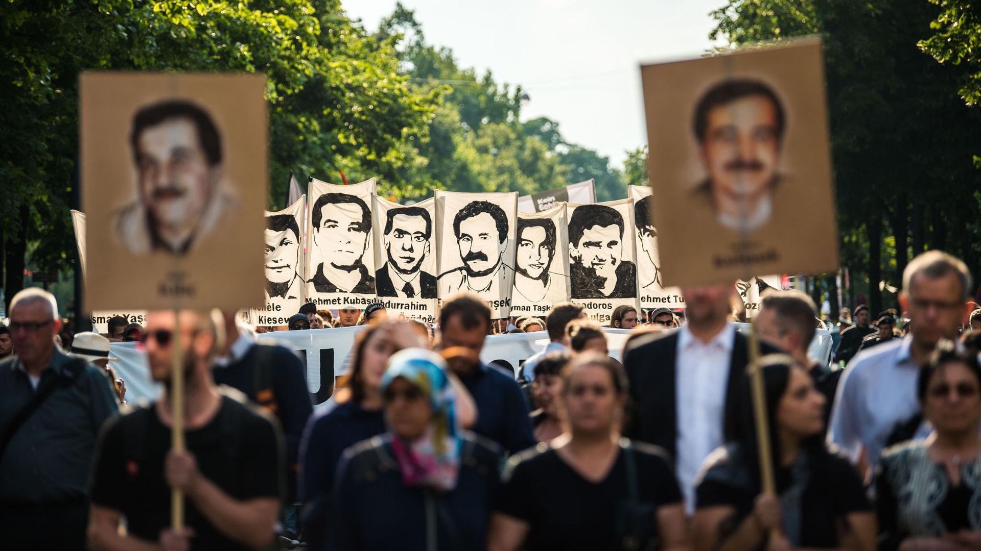Demonstranten während einer Kundgebung mit Porträt-Abbildungen der NSU-Opfer im August 2018 in München.