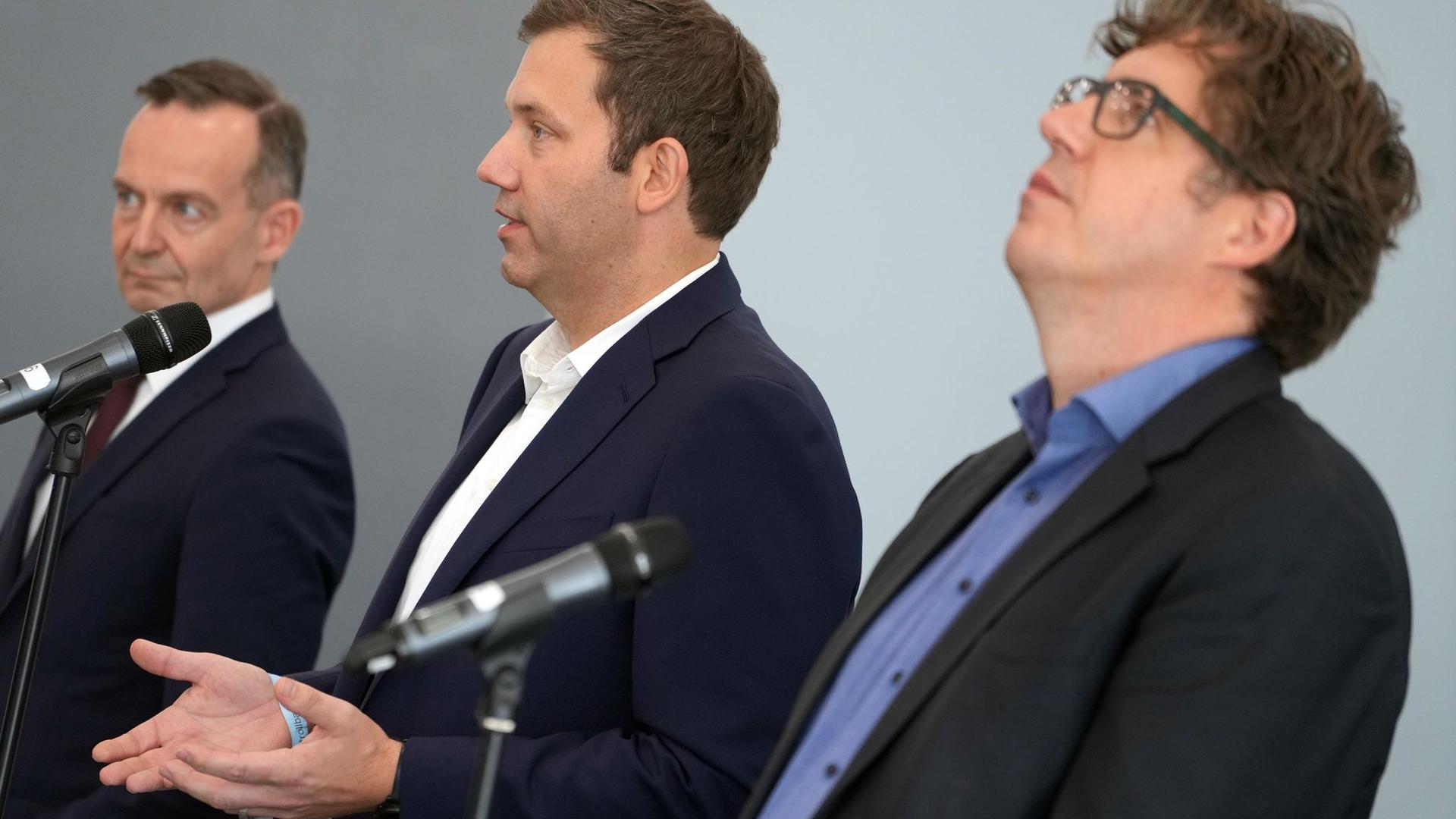 Volker Wissing (FDP, l-r), Lars Klingbeil (SPD)  und Michael Kellner (Bündnis 90/Die Grünen) bei einer Presssekonferenz. Im Ringen um die Bildung einer neuen Bundesregierung könnte es zur Vorentscheidung kommen.