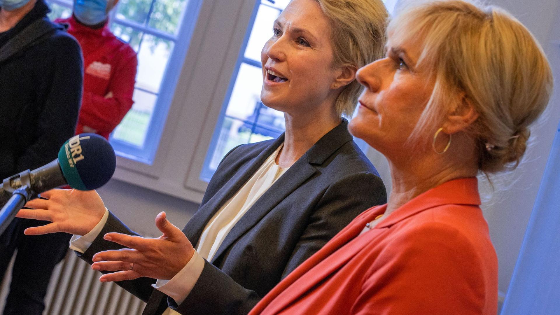 Manuela Schwesig (SPD, links), die Ministerpräsidentin von Mecklenburg-Vorpommern, und Simone Oldenburg, die Fraktionschefin der Linken im Landtag.