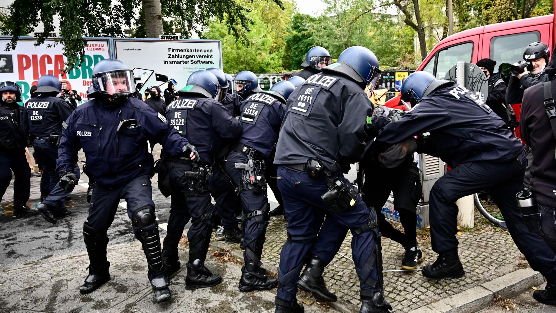 Polizisten nehmen einen Demonstranten am Rande der Räumungsaktion in Berlin-Mitte fest.