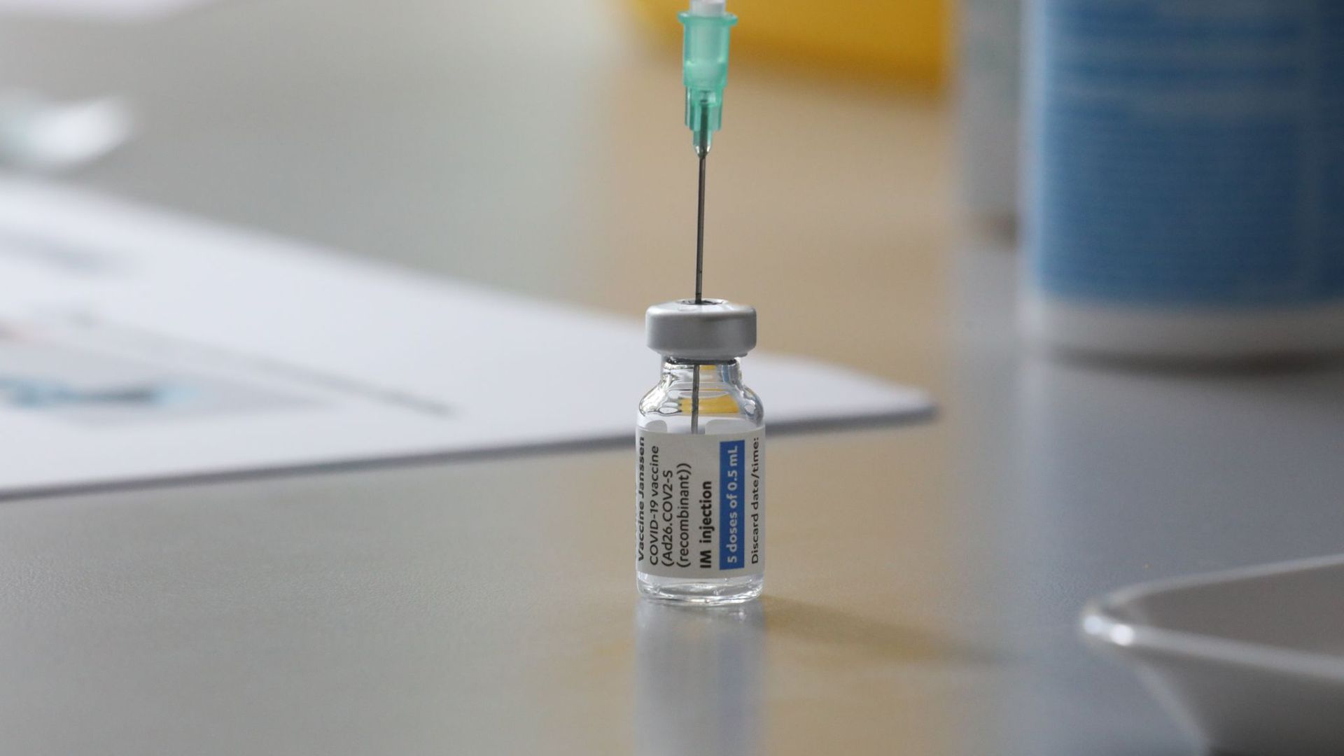 Eine Ampulle mit dem Covid-19-Impfstoff von Johnson & Johnson steht auf einem Tisch.