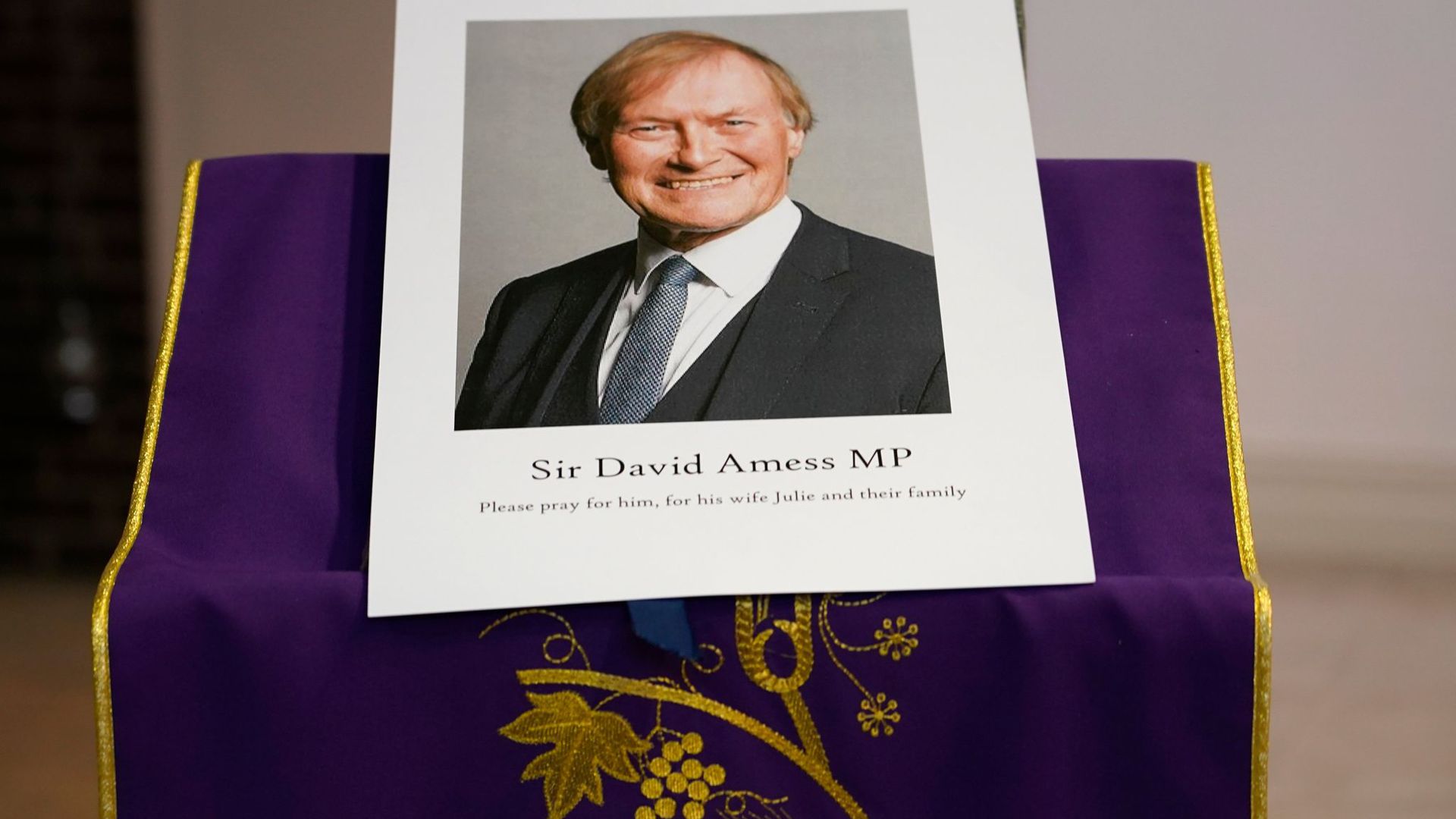 Ein Bild des ermordeten britischen konservativen Abgeordneten David Amess während einer Mahnwache in der katholischen Kirche St. Peters.