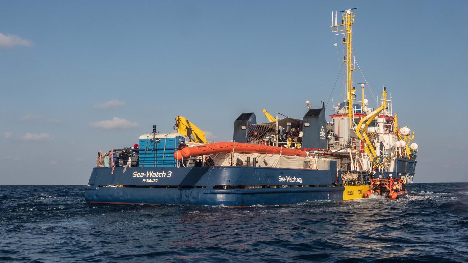 Die „Sea-Watch 3“ nahm im Mittelmeer mehr als 60 in Seenot geratene Menschen auf.