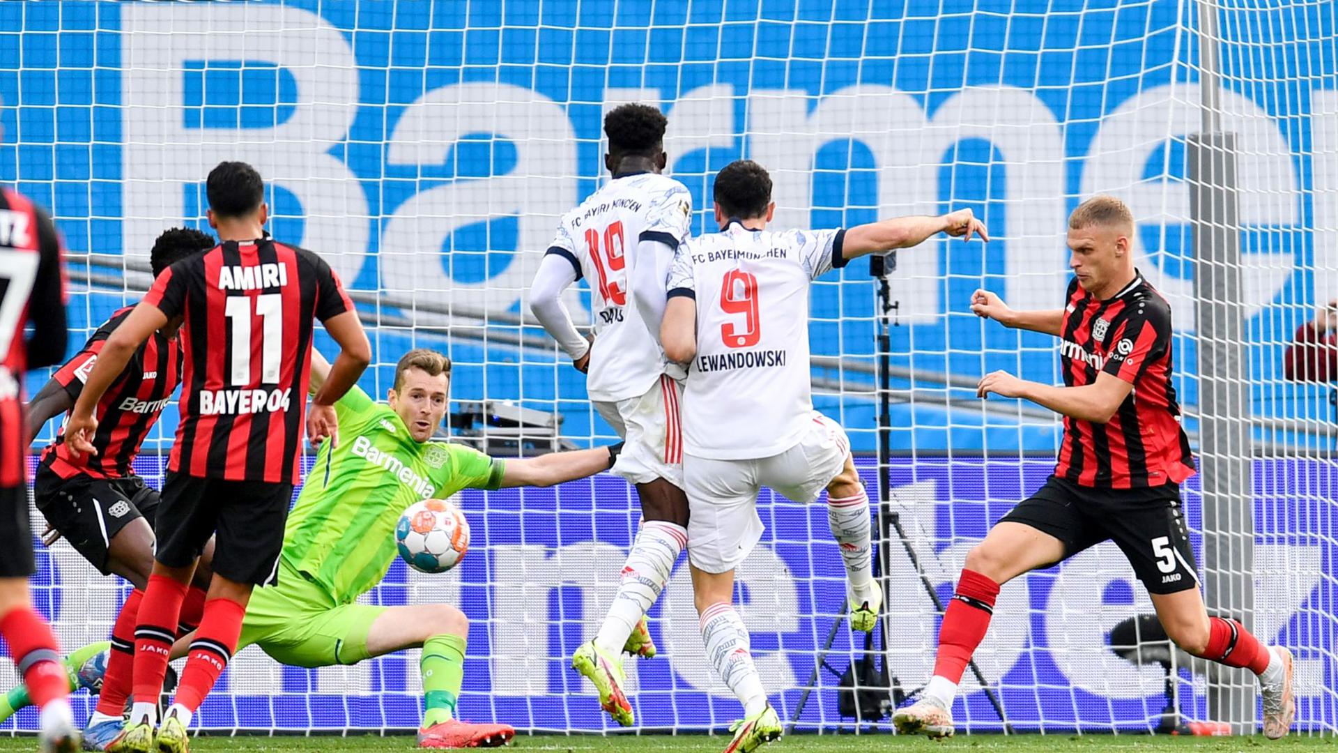 Stürmerstar Robert Lewandowski (2.v.r.) erzielt das Tor zur 2:0-Führung des FC Bayern bei Bayer Leverkusen.