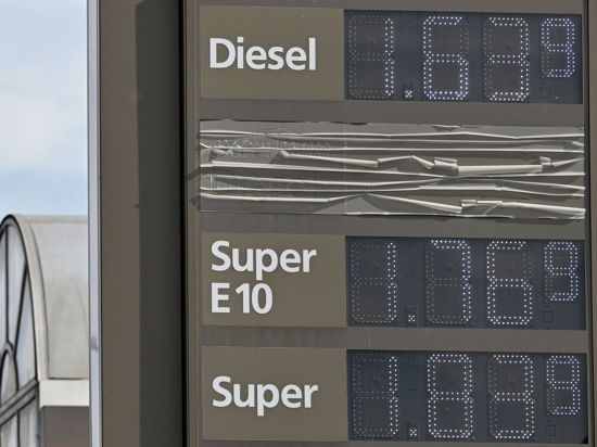 An einer Tankstelle werden die Preise für die unterschiedlichen Kraftstoffe angezeigt. (Archivbild)