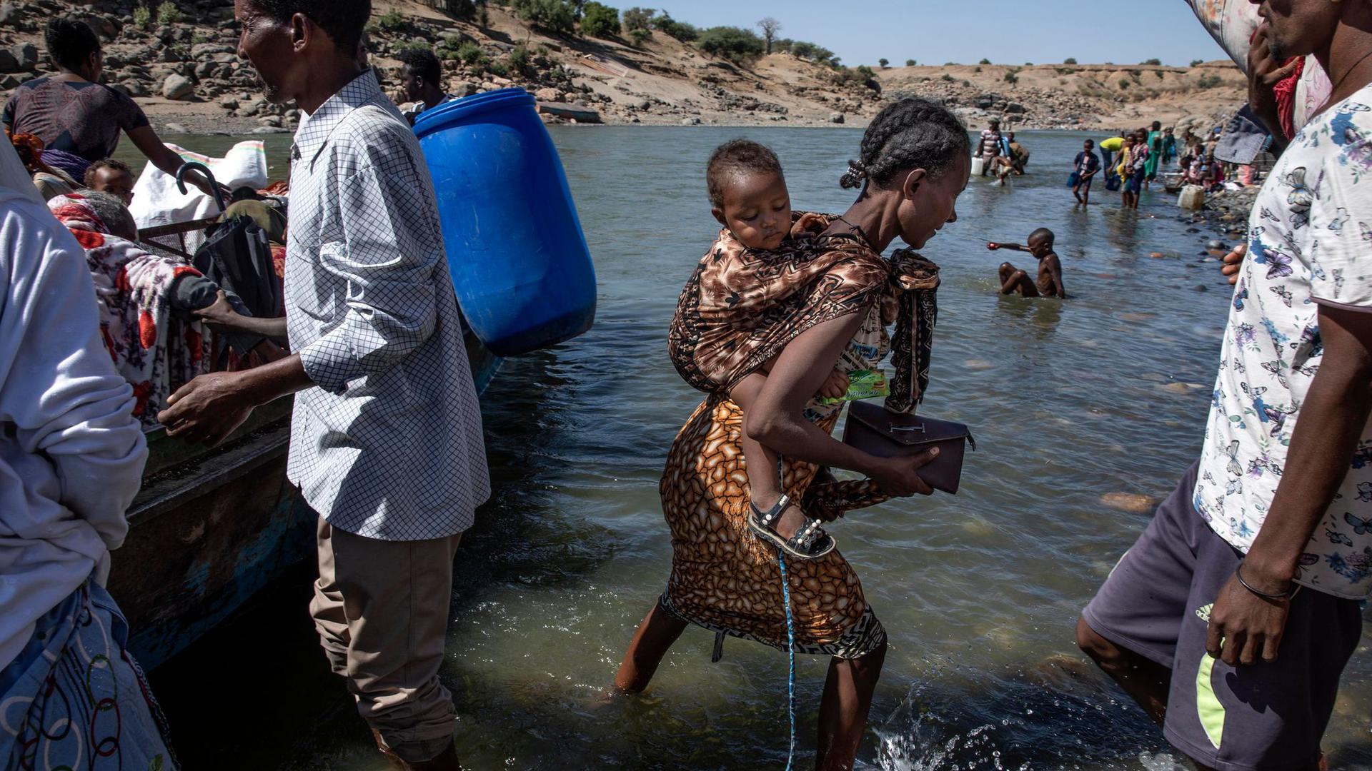 Flüchtlinge aus der Region Tigray kommen am Ufer des Tekeze-Setit im Sudan an. (Archivbild)