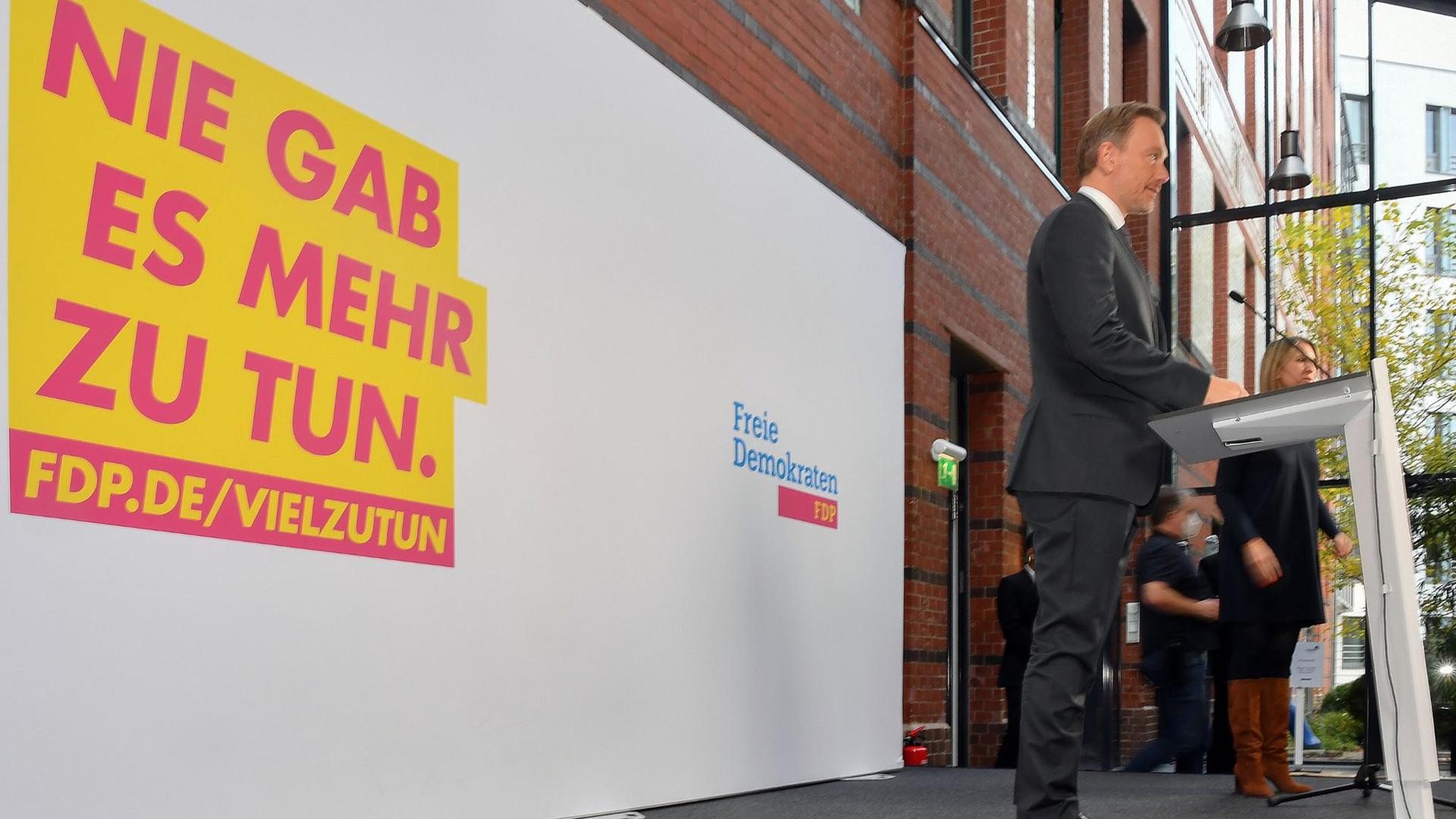 FDP-Chef Christian Lindner gibt zum Beschluss der Aufnahme von Koalitionsverhandlungen mit SPD und Grünen ein Statement ab. Die Gespräche könnten noch in dieser Woche starten.