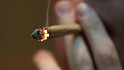Junge Menschen sind laut einer Umfrage für die Cannabis-Legalisierung.